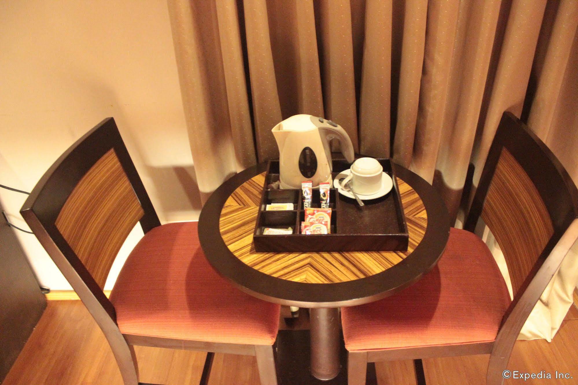 Soleste Suites Quezon City Exterior photo